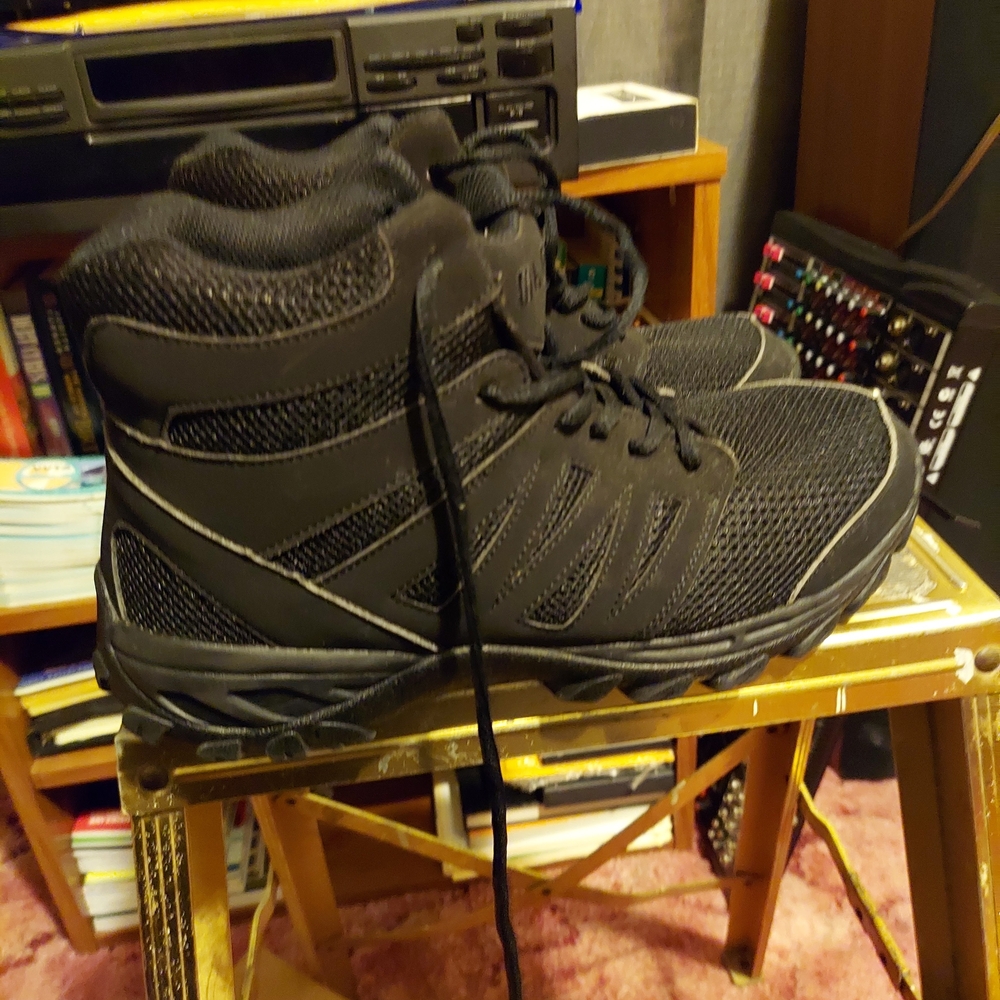 Men's Black Sturdy Sneakers with Padded Collar